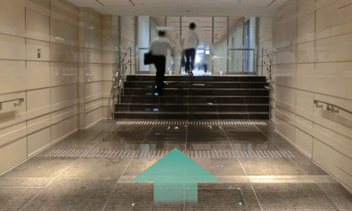 階段を昇り、日本プレスセンタービル内に進みます